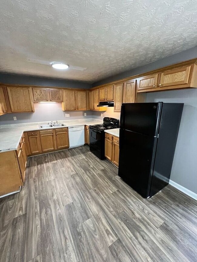 Building Photo - FINALLY a 2 bedroom 1.5 bath townhome available in Lawrenceville!