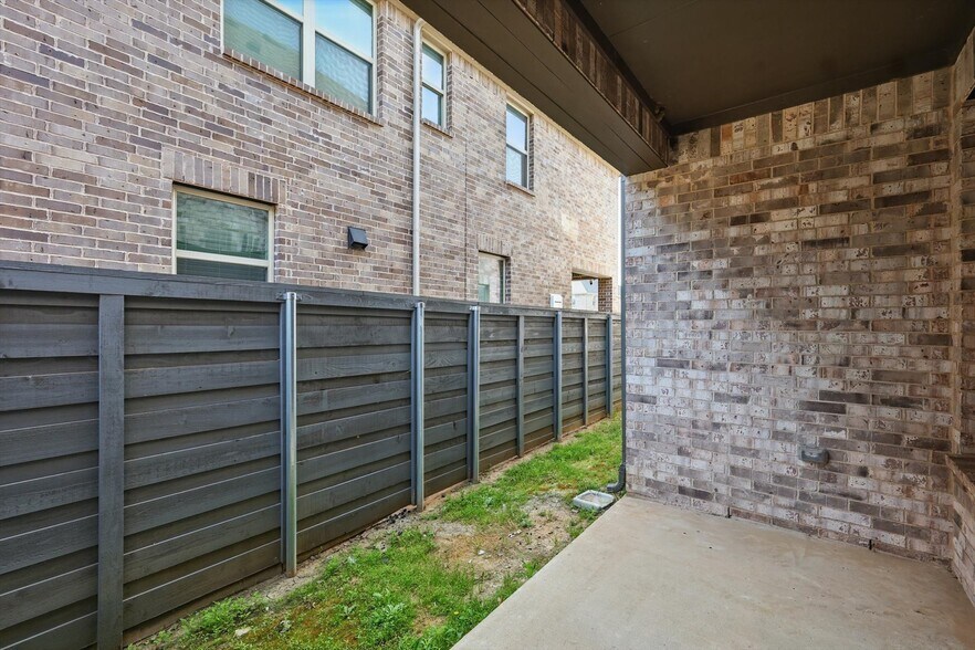 Building Photo - 1720 Blakely Pl