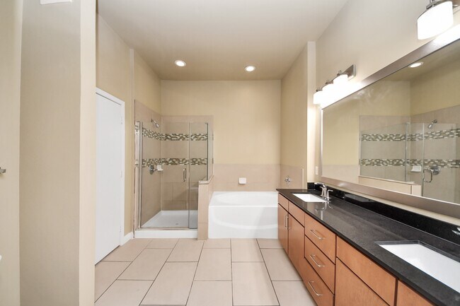 Building Photo - 5455 Richmond Ave.