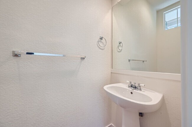 Building Photo - SW Longmont Townhome