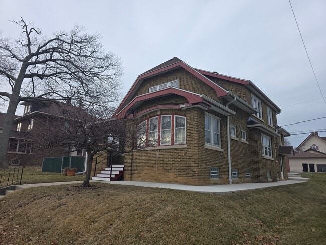 Building Photo - 3 bedroom Cudahy lower