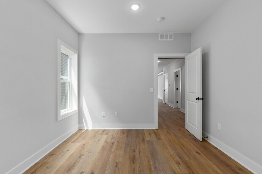 Building Photo - 1004 Diamond Ave NE