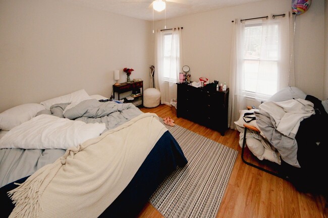 Building Photo - 1424 Shadowbrook Dr