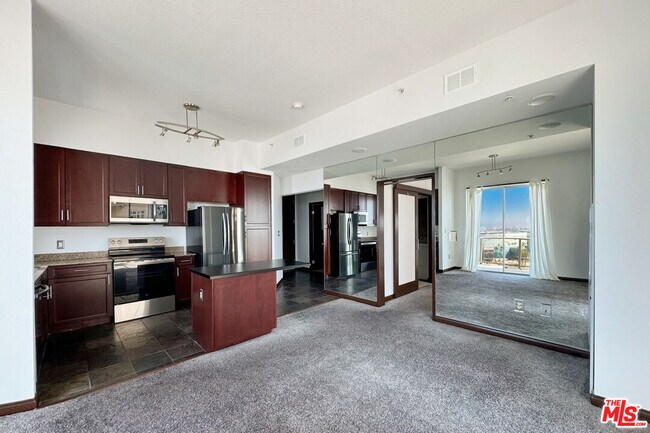 Building Photo - 488 E Ocean Blvd