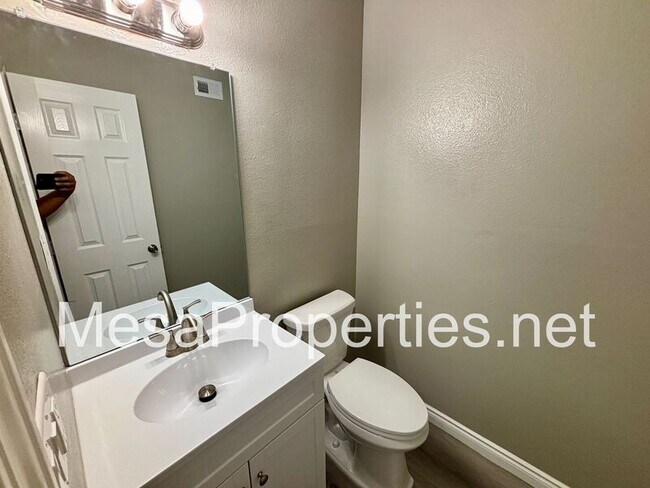 Building Photo - 1749 E Fairfield Ct