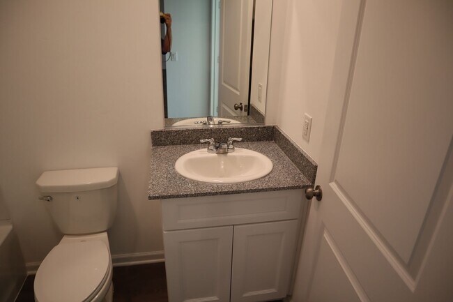 Building Photo - Great Home Great price!