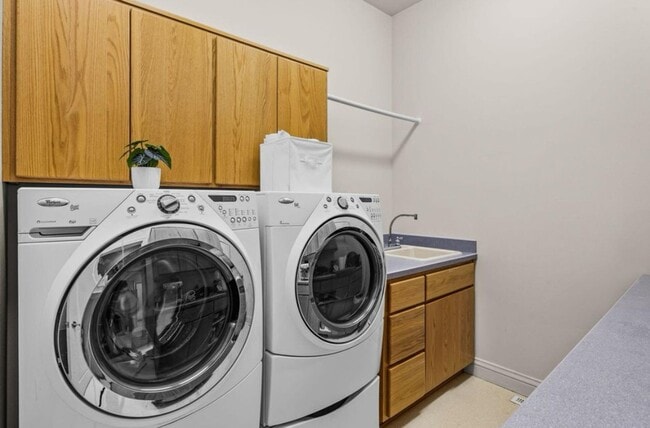 Building Photo - Gorgeous Single Level Luxury Home with 3-C...