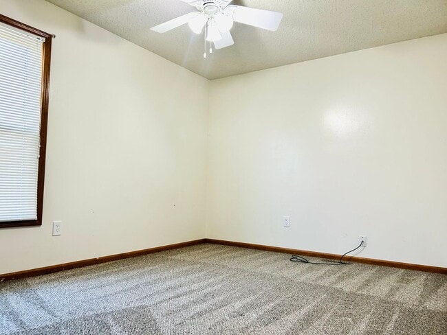 Building Photo - Convenient Location, Spacious Home