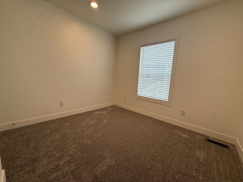 Building Photo - 3601 E Wyoming Ave