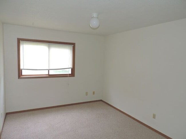 Building Photo - $1100 | 2 Bedroom, 1 Bathroom Condo | Cat ...