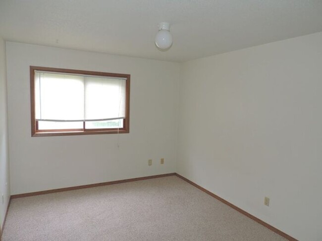 Building Photo - $1,100 | 2 Bedroom, 1 Bathroom Condo | No ...