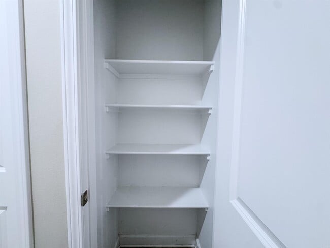 Building Photo - 51 10 Point Ln