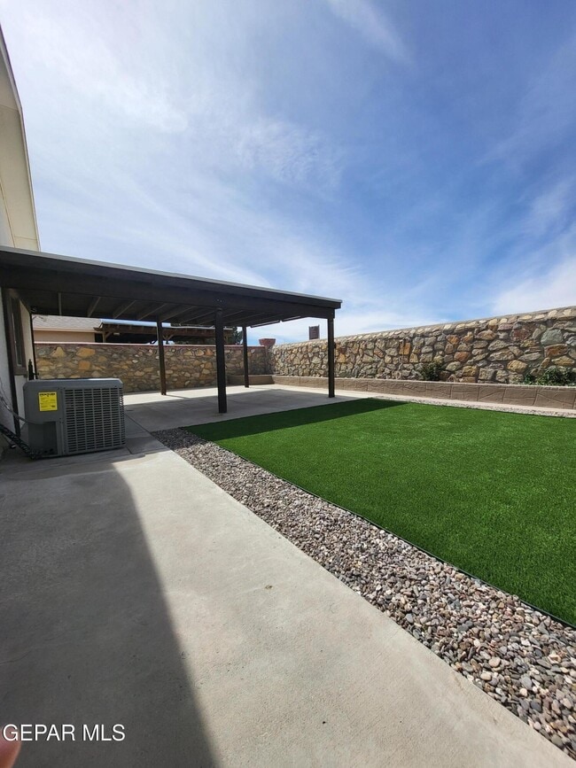 Building Photo - 1733 Shreya St