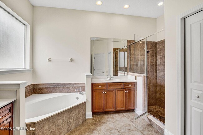 Building Photo - 1761 Highland View Dr