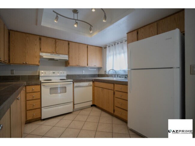 Building Photo - Welcome to this Lovely 2/1.5 Phoenix Condo...
