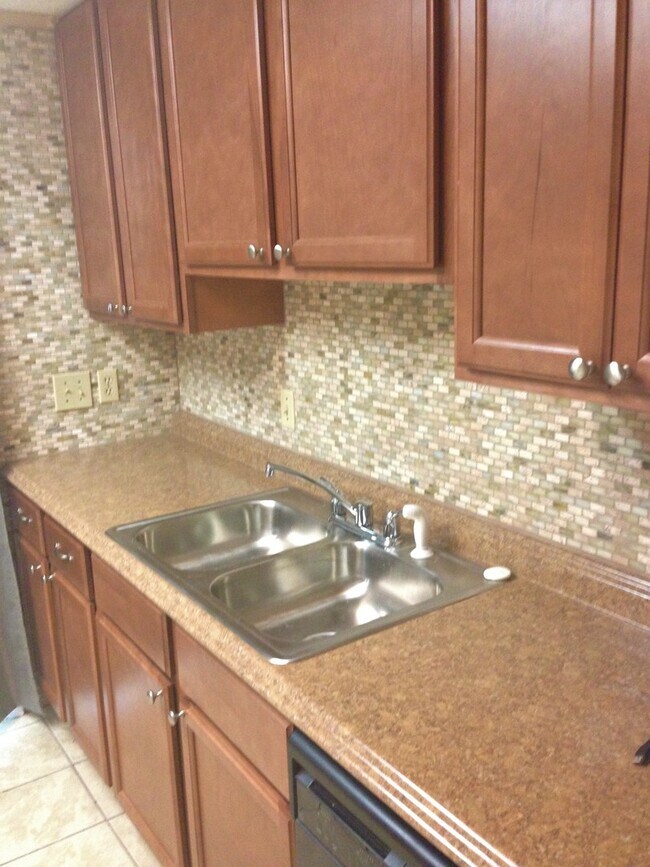 Building Photo - 217 Acorn Dr