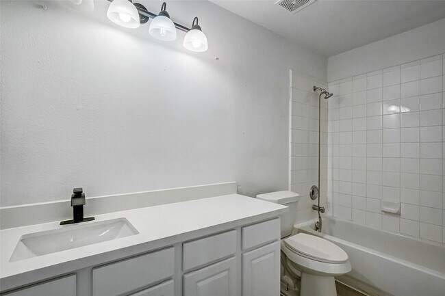 Building Photo - 15806 Land View Dr