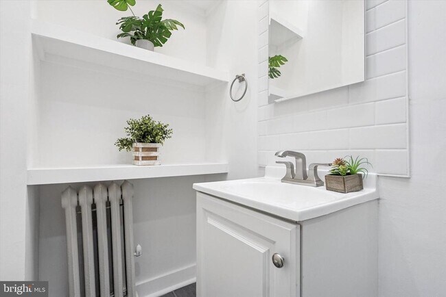 Building Photo - 5551 Addison St