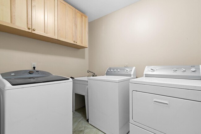 Building Photo - 6710 Westpointe Dr