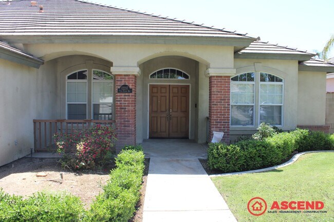 Building Photo - Spacious 4 Bed / 2 Bath Home with Pool & Fireplace in Northwest Bakersfield (93312)