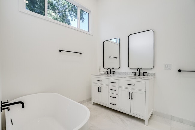 Building Photo - 15851 Mulholland Pl