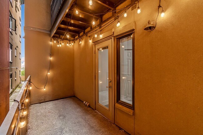Building Photo - Uptown 2 bedroom 1 bath with garage parkin...