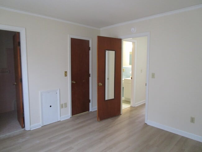 Building Photo - 111 Willow Dr