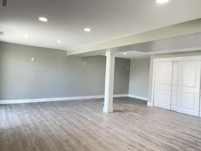 Building Photo - 2240 E Summit Dr