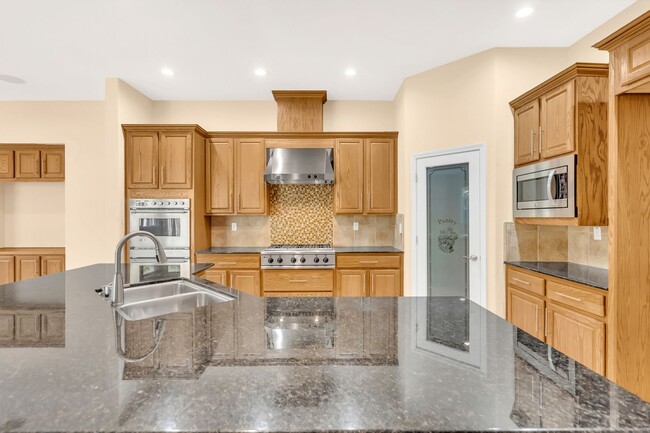 Building Photo - Gorgeous Single Story Home with a Sparklin...