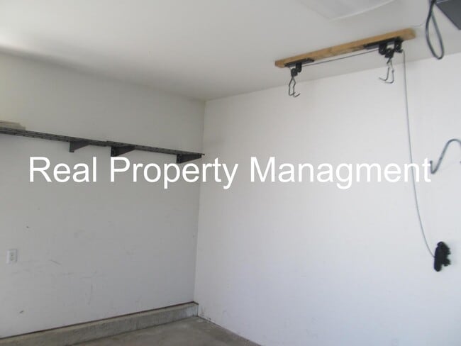 Building Photo - A Great 2 Bed, 1.5 Bath Town Home in Logan...
