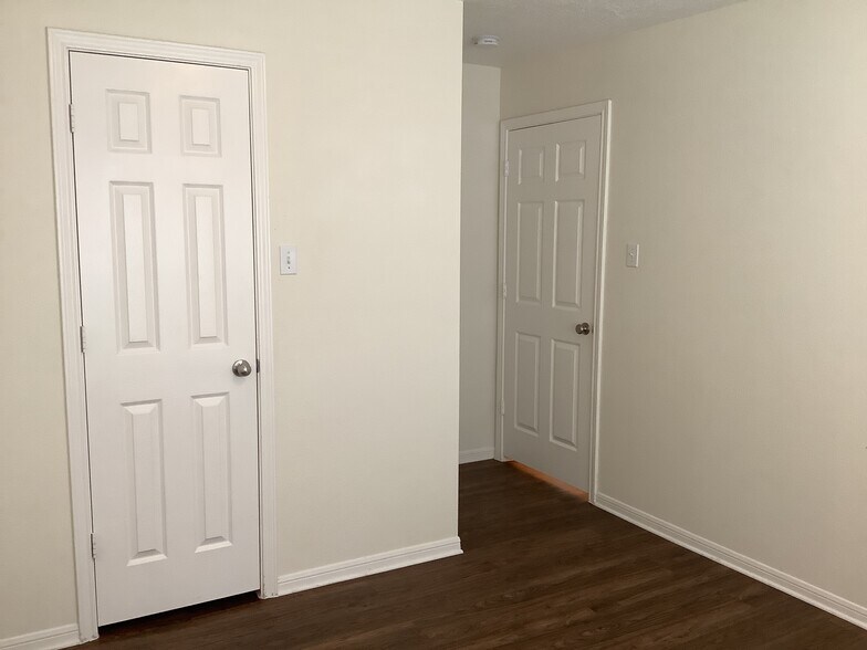 Building Photo - 13049 Skyline Dr