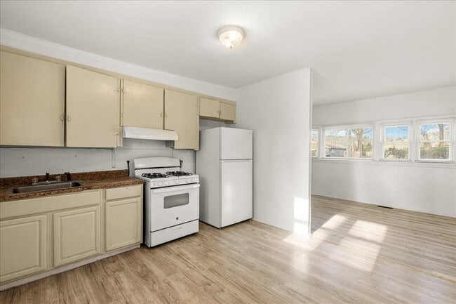 Building Photo - 28 Crescent Dr