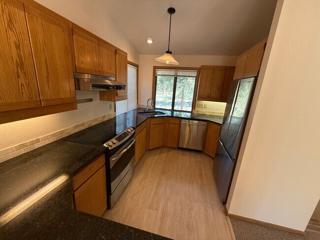 Building Photo - Spacious 3 Bed/2 Bath Home in Sunriver - M...