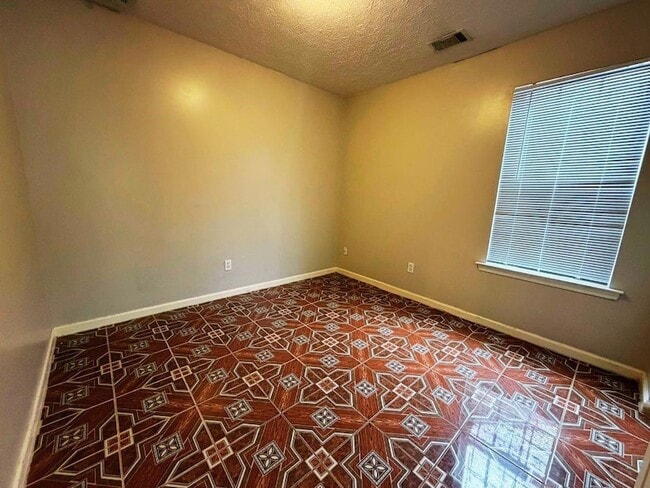 Building Photo - 5410 Twin Lakes Dr