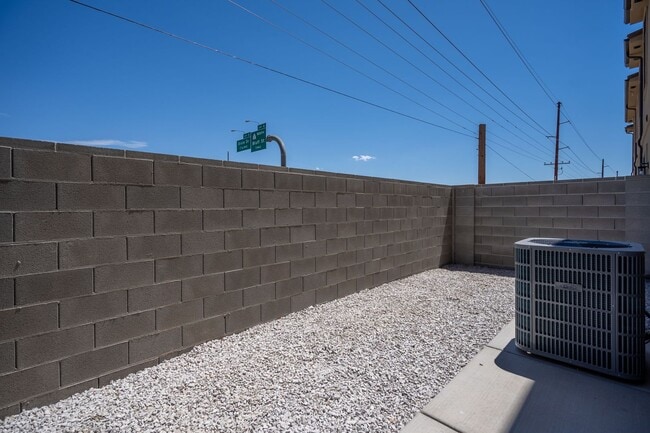 Building Photo - Newer Townhome Near Utah Tech
