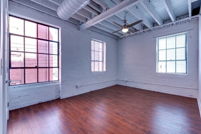 Building Photo - Newly Rennovated Two Bedroom