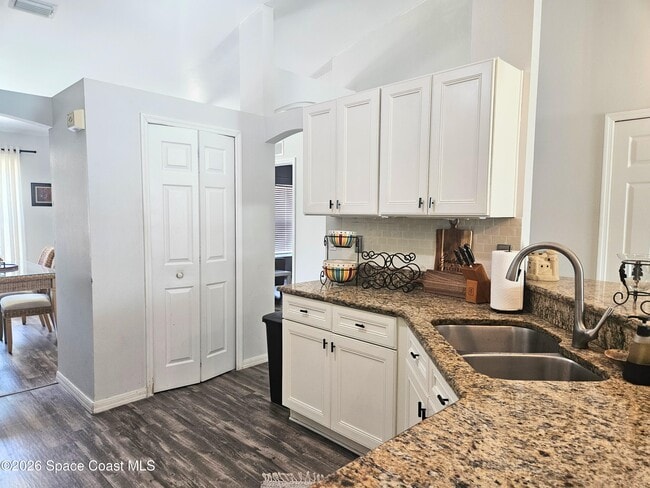 Building Photo - 4855 Balfern St