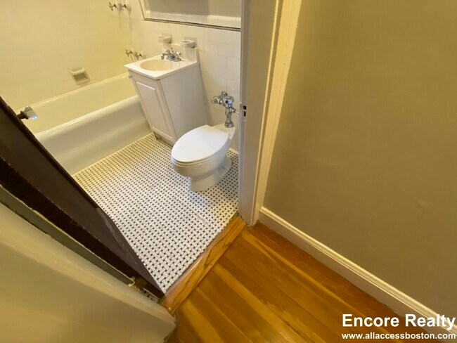 Building Photo - 110 College Ave