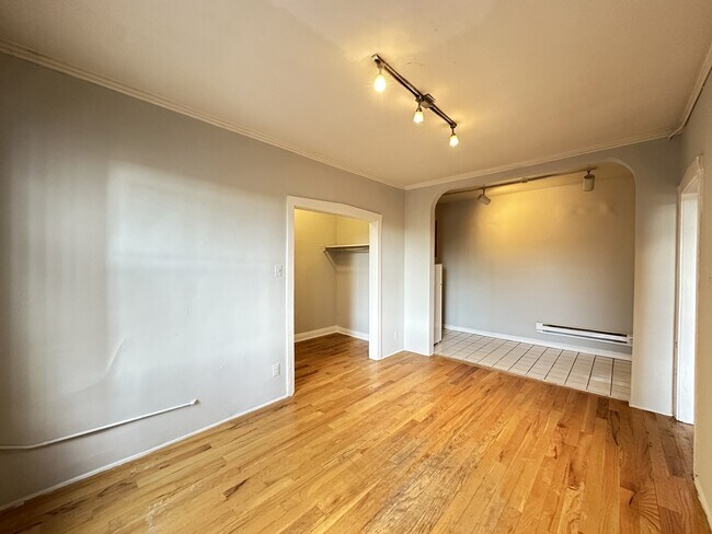 Building Photo - 457 W Melrose St