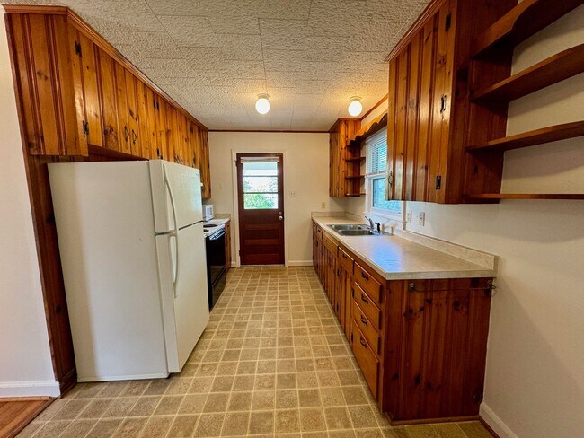 Building Photo - West AVL  - Mountain Views, Garden Space, Beautiful Yard!