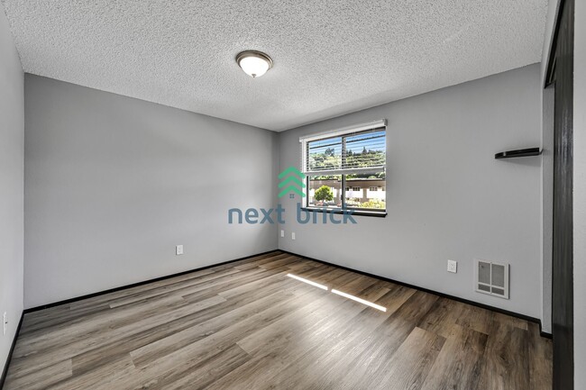 Building Photo - 2 BED & 1.5 BATH DUPLEX FOR RENT