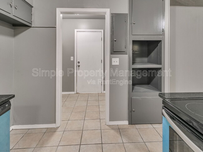 Building Photo - 136 Burton Pl