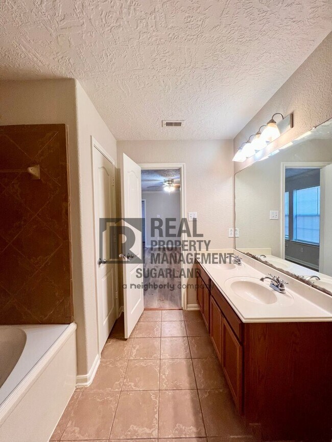 Building Photo - Gorgeous 4 Bed, 2.5 Bath Home in Prime Location!