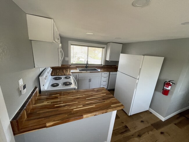 Building Photo - 105 W Summit St