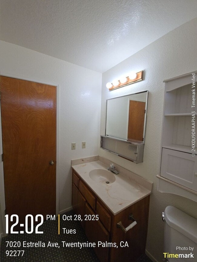 Building Photo - 3 bedroom 2 bath Available now