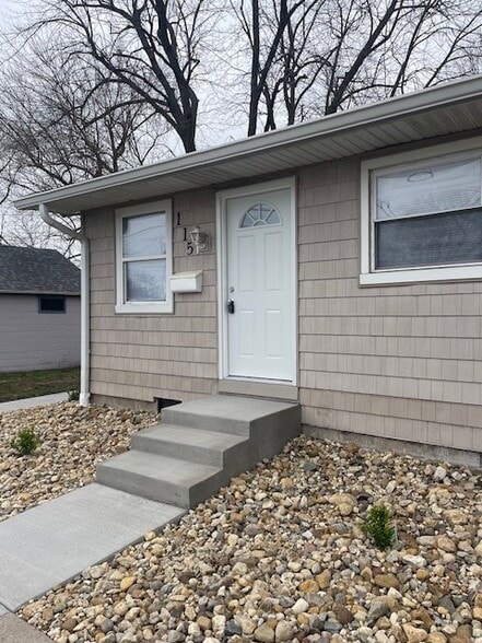 Building Photo - 123 6th St W