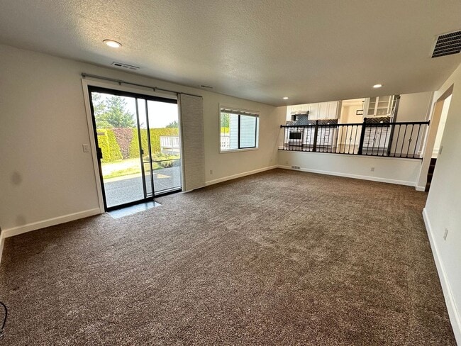 Building Photo - Stunning large 3 bedroom home in West Aubu...