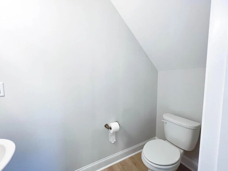 Building Photo - Room in Townhome on Old Grove Ln