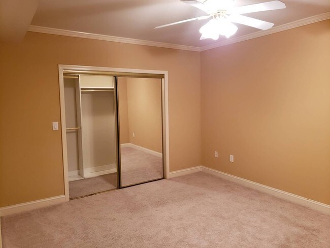 Building Photo - Johns Creek Beauty