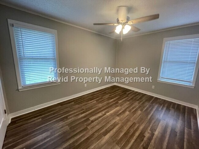 Building Photo - *FIRST MONTH RENT FREE* Freshly Renovated ...